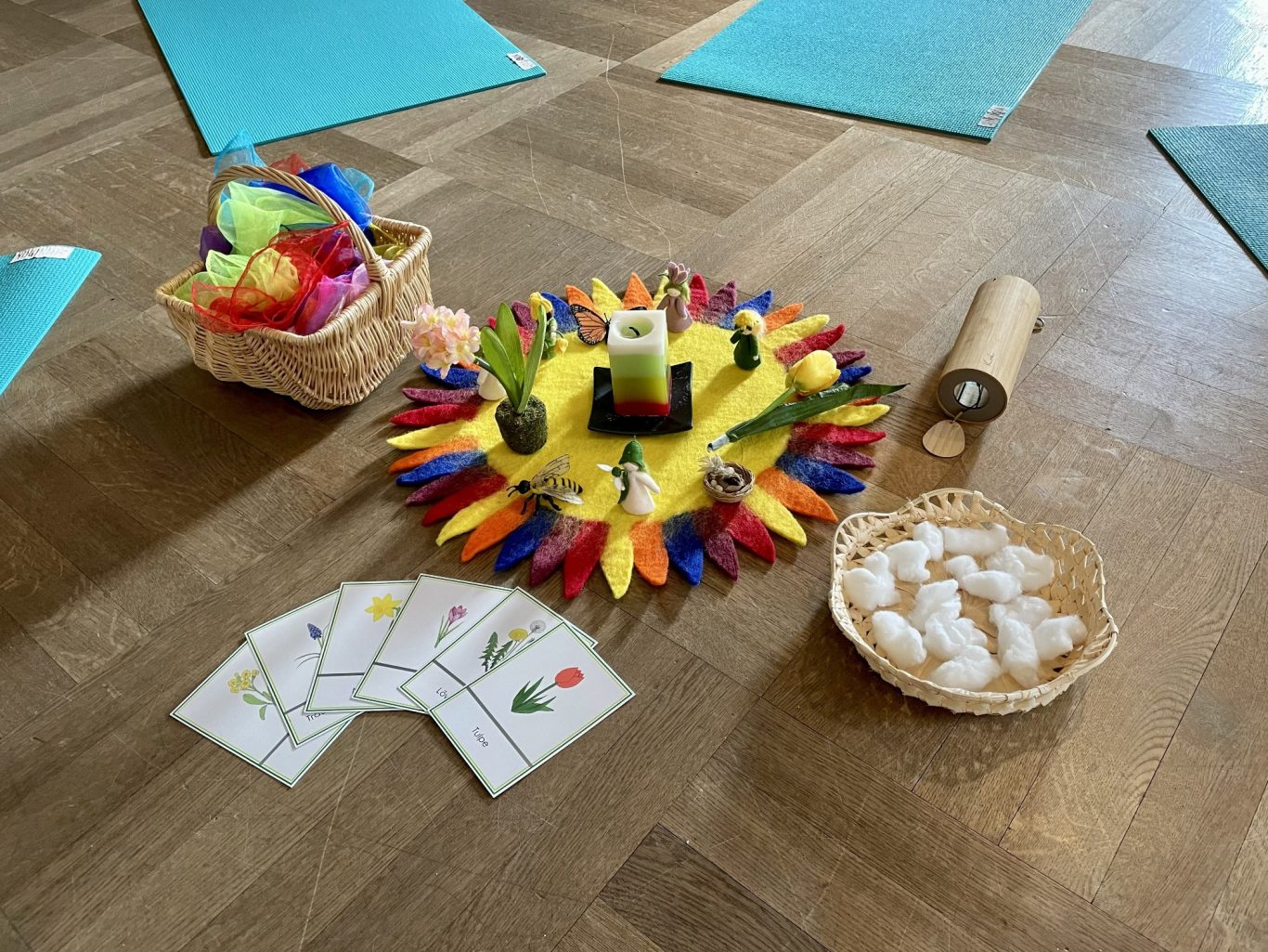 Frühlingsstunde Bunte Materialien für kreative Aktivitäten, umgeben von bunten Matten und Karten.